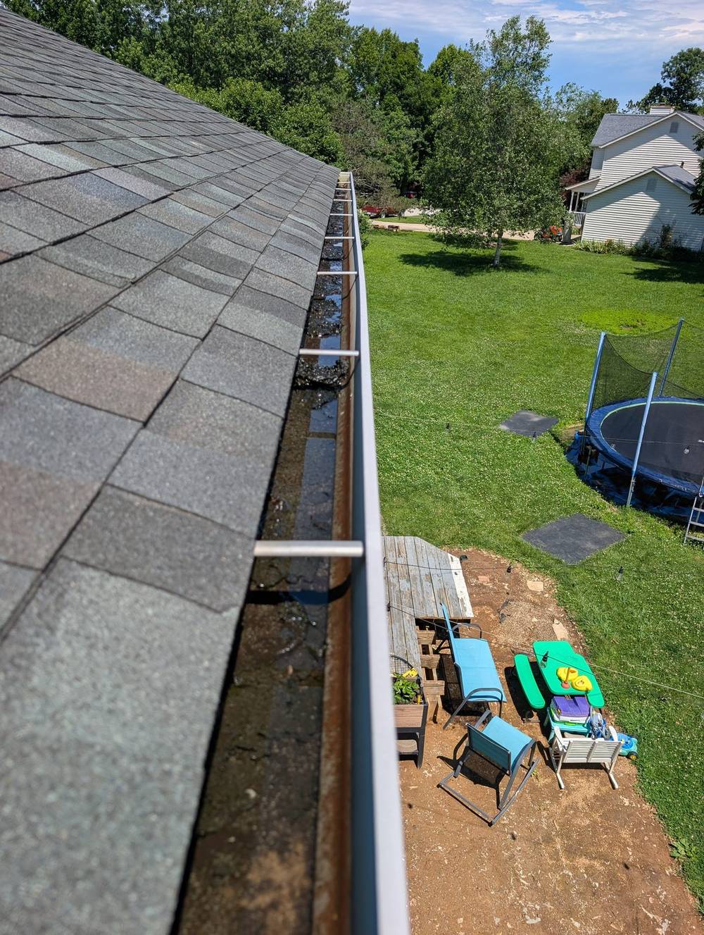 Gutter cleaning debris removal